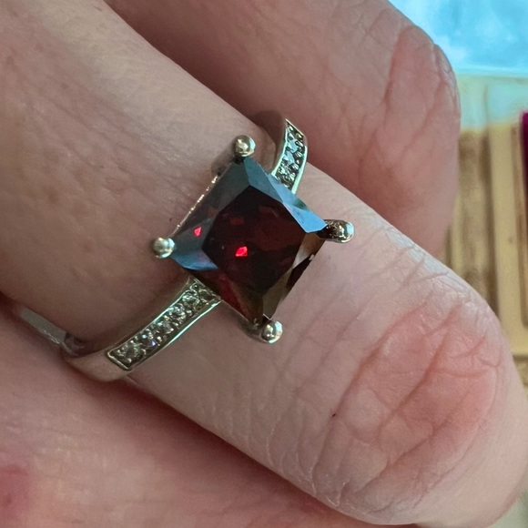 See Video! New Garnet Princess Cut Solitaire Ring with Diamond sides size 7.75 - Picture 14 of 16